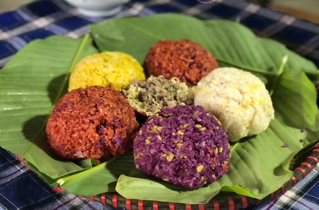 Xôi ngũ sắc có năm màu trắng, đỏ, xanh, tím và vàng được tạo từ các nguyên liệu tự nhiên