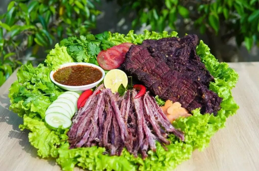 Thịt gác bếp có thớ thịt săn, ám khói và hương gia vị đặc trưng của vùng cao