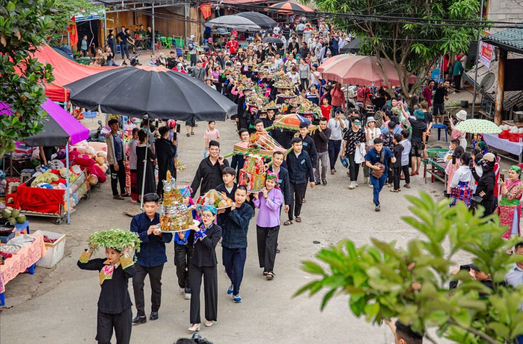 Lễ hội Chợ tình Khâu Vai rộn ràng với đoàn rước lễ và sắc màu trang phục truyền thống của đồng bào vùng cao