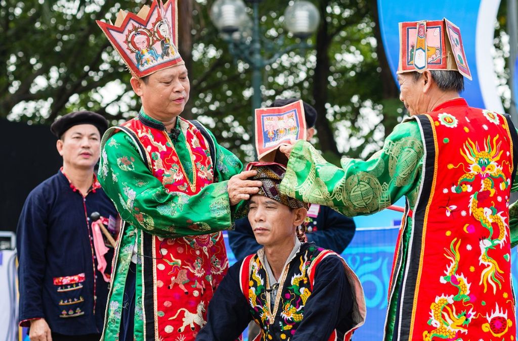 Lễ Cấp sắc của người Dao diễn ra trang nghiêm với nghi thức làm lễ cho người đàn ông được cấp sắc