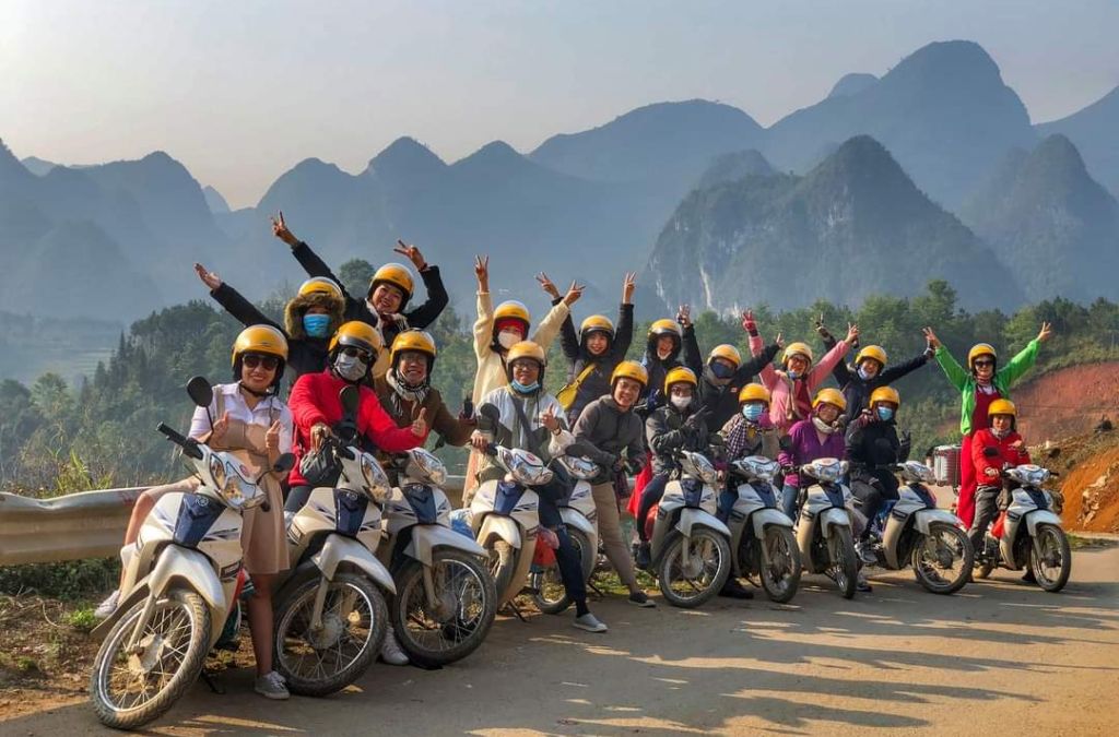 Xe máy là phương tiện phổ biến trên các cung đường Hà Giang, phù hợp với người có kinh nghiệm đi đèo