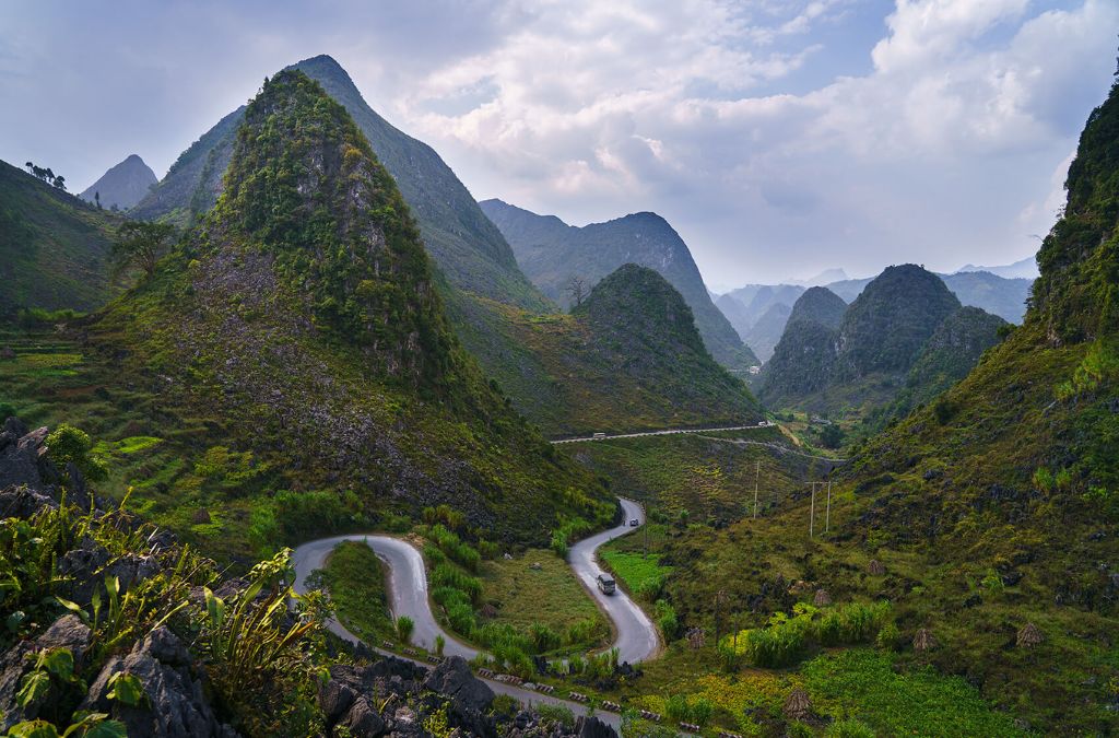 Hà Giang Loop đi qua Quản Bạ, Yên Minh, Đồng Văn và Mèo Vạc giữa những cung đường đèo quanh co