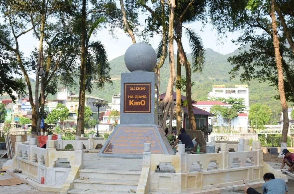 Cột mốc Km0 là điểm khởi đầu quen thuộc trước hành trình tiến vào Cao nguyên đá Đồng Văn. (Ảnh: Sưu tầm)