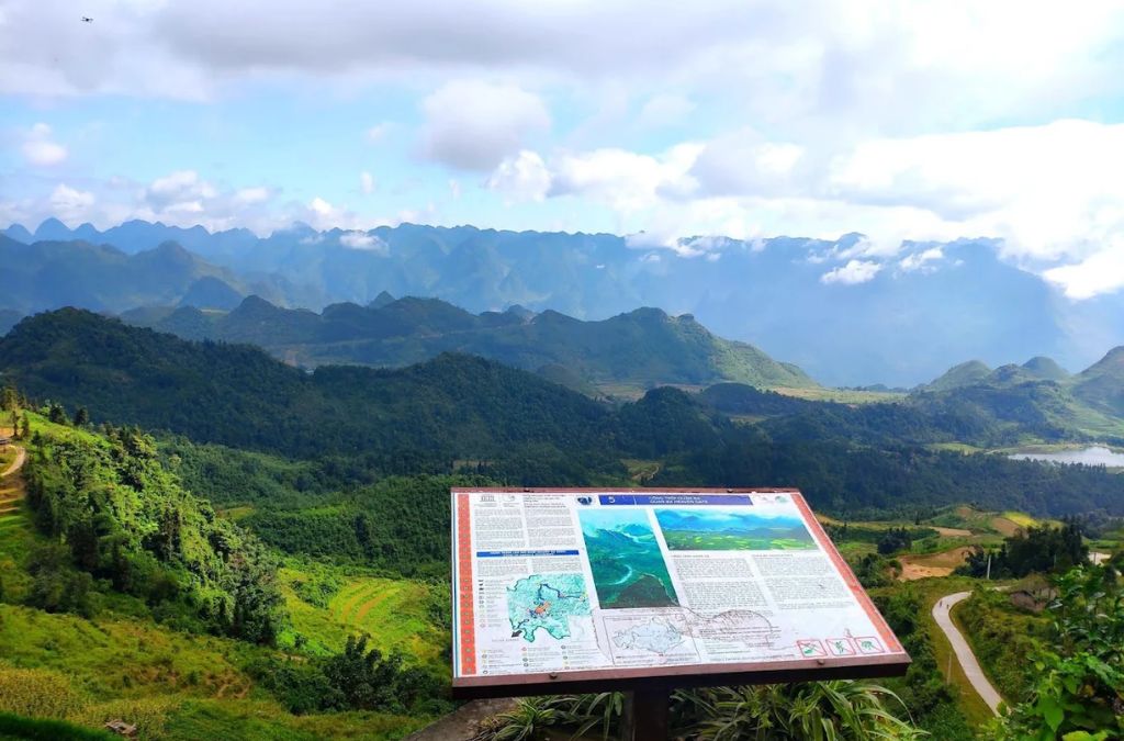 Cổng trời Quản Bạ nằm ở độ cao khoảng 1.500m, nhìn xuống thung lũng và những dãy núi phía dưới. (Ảnh: Sưu tầm)