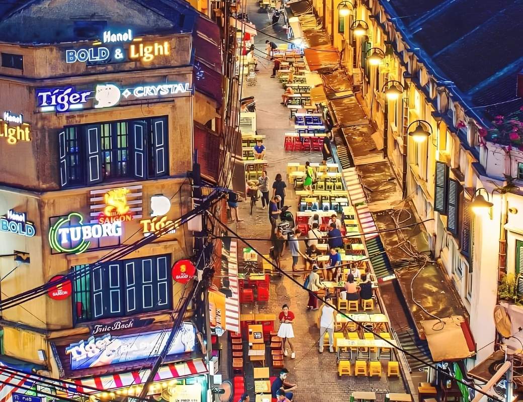 Hà Nội về đêm với phố xá và ánh đèn lung linh