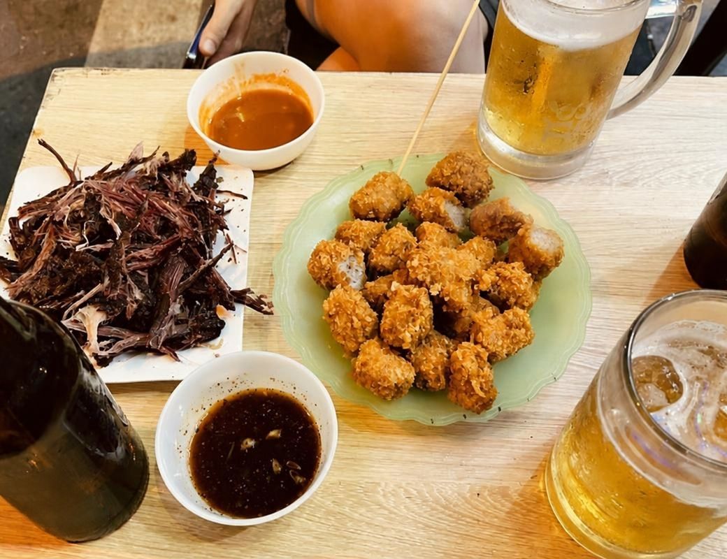 Bia và nem chua rán tại phố Tạ Hiện Hà Nội.