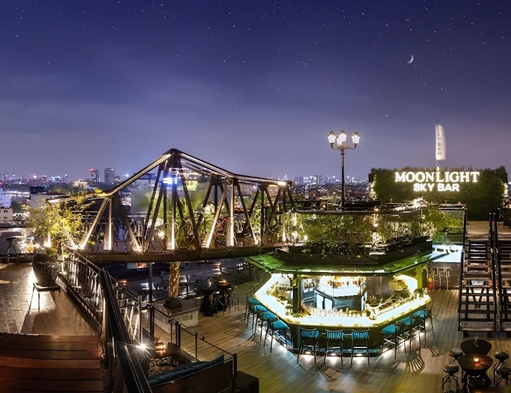 View phố cổ Hà Nội từ Moonlight Sky Bar về đêm