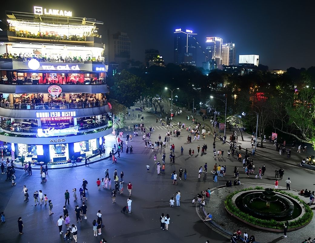 Phố đi bộ Hồ Gươm lung linh về đêm