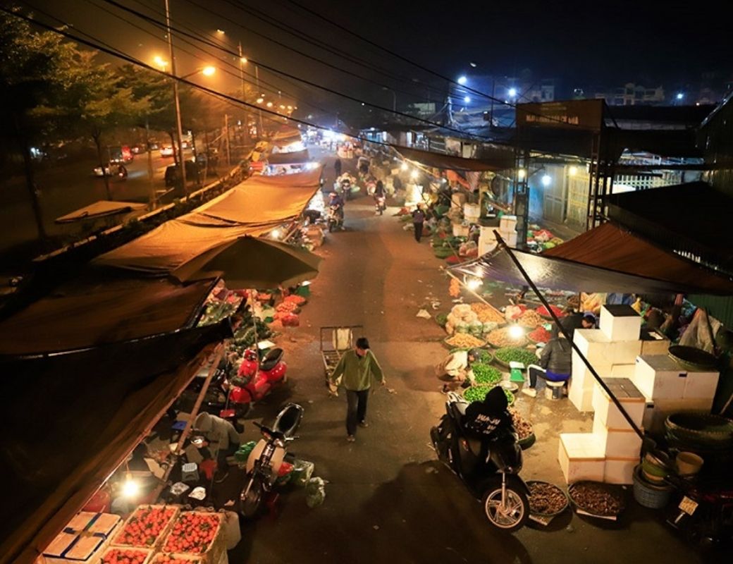Chợ đầu mối Long Biên nhộn nhịp dưới chân cầu về đêm