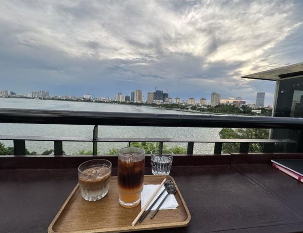 Cà phê view Hồ Tây đón bình minh buổi sáng