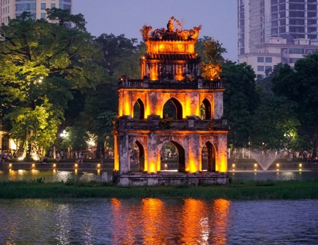 Hồ Hoàn Kiếm lung linh ánh đèn về đêm