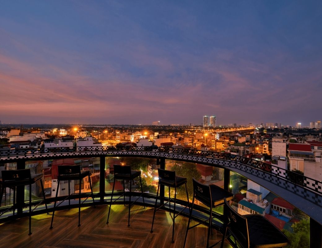 Toàn cảnh Hà Nội về đêm từ Lighthouse Sky Bar