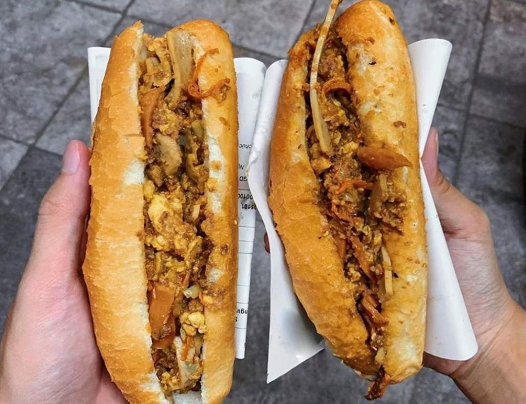 Bánh mì Dân Tổ Hà Nội với phần nhân đầy đặn