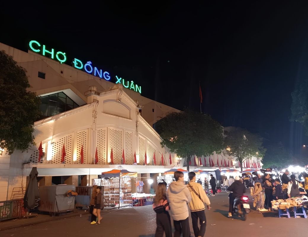 Cổng chợ Đồng Xuân Hà Nội về đêm