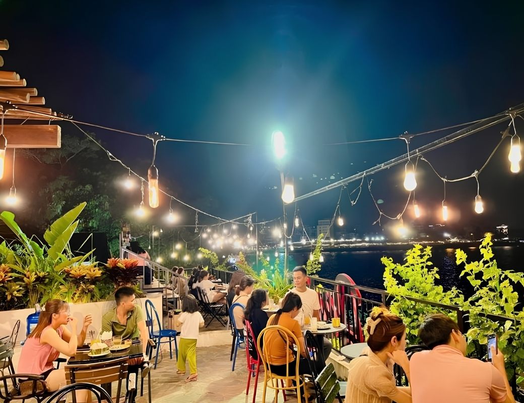 Quán cà phê view Hồ Tây lung linh về đêm