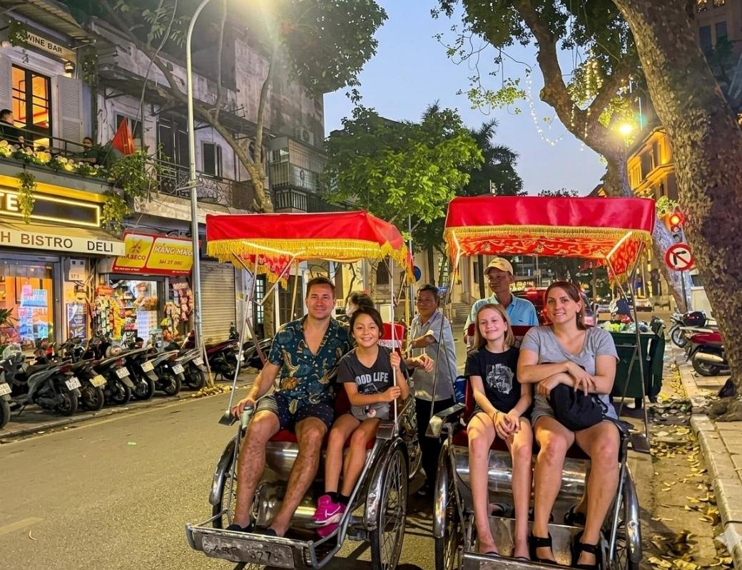 Xích lô chở khách qua phố cổ Hà Nội ban đêm