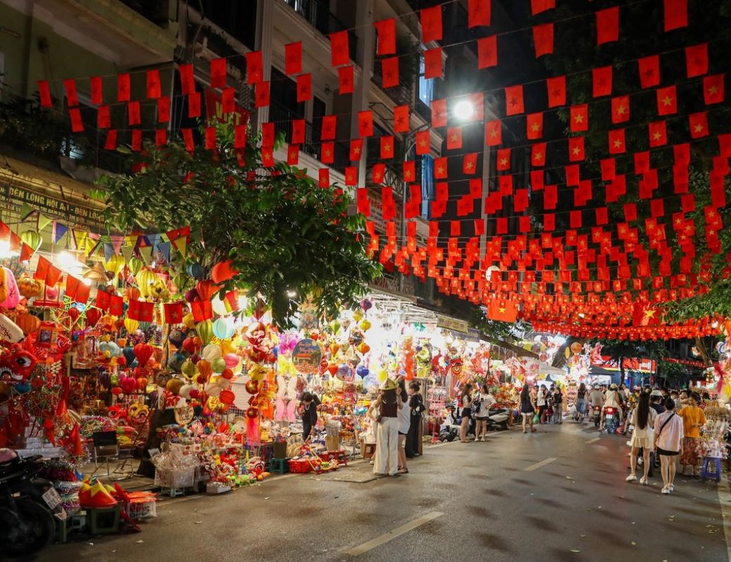 Phố Hàng Mã lung linh ánh đèn về đêm