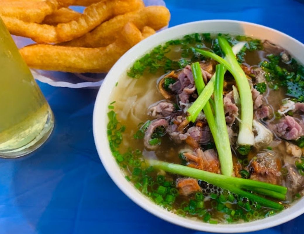 Tô phở nóng hấp dẫn giữa đêm Hà Nội
