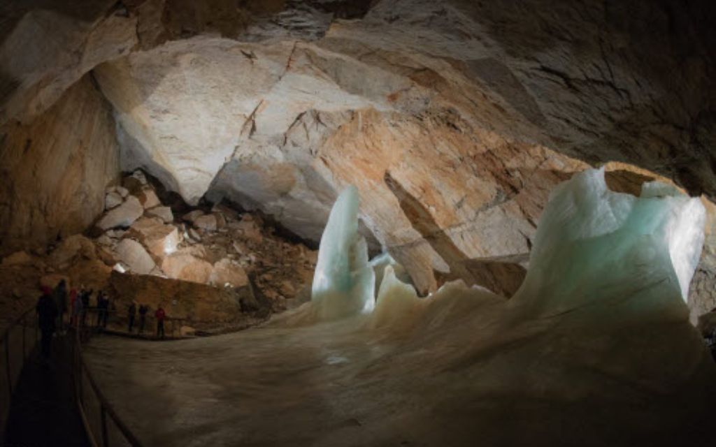 Hang băng khổng lồ Dachstein
