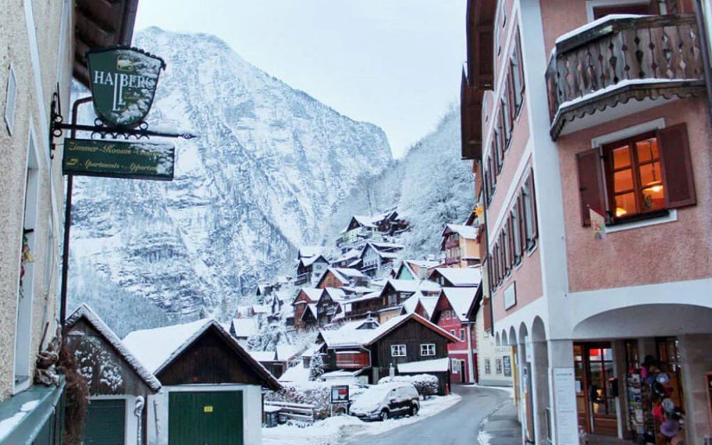 Hallstatt mùa đông được bao phủ bởi lớp tuyết trắng xóa