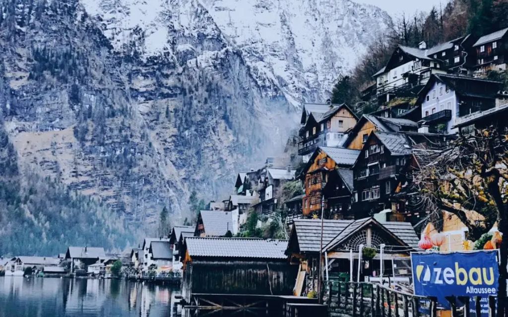 Thị trấn Hallstatt nằm bên bờ hồ Hallstätter See 