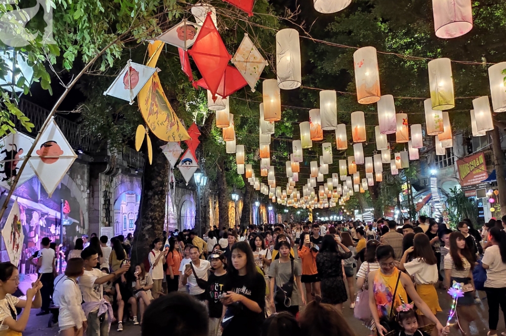 Phố Phùng Hưng Hà Nội được trang trí đèn dịp Trung Thu. 