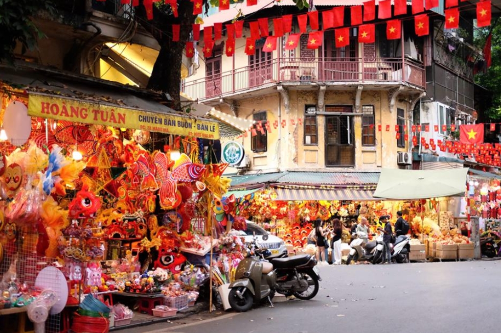 Phố Hàng Mã Hà Nội với các cửa hàng bán đèn lồng, đầu lân và đồ trang trí lễ hội.