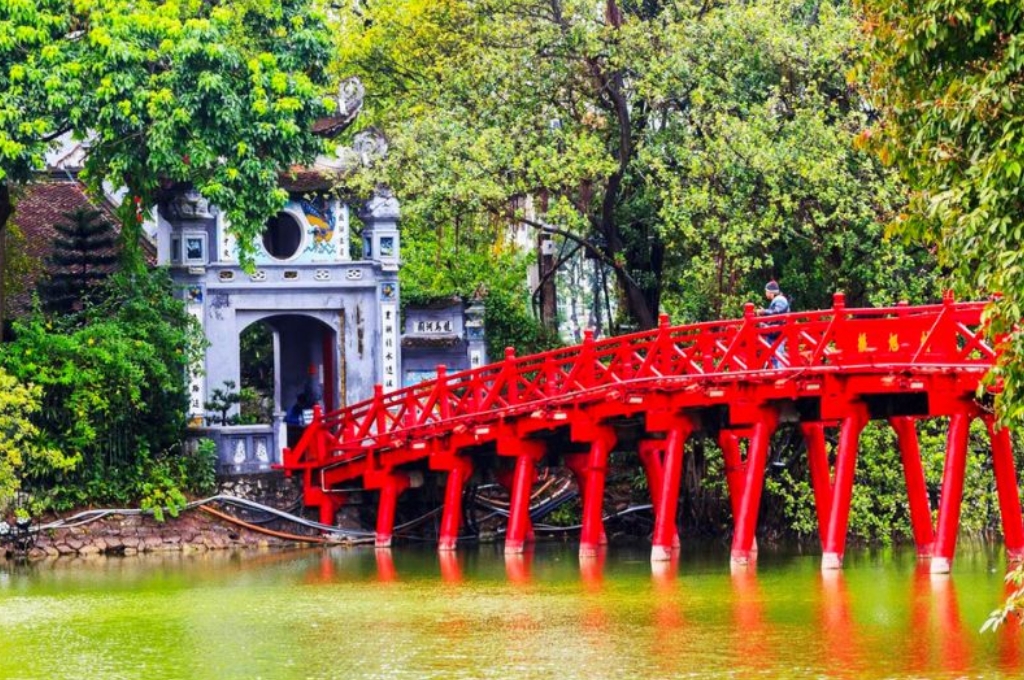 Hồ Hoàn Kiếm và cầu Thê Húc tại trung tâm Hà Nội.