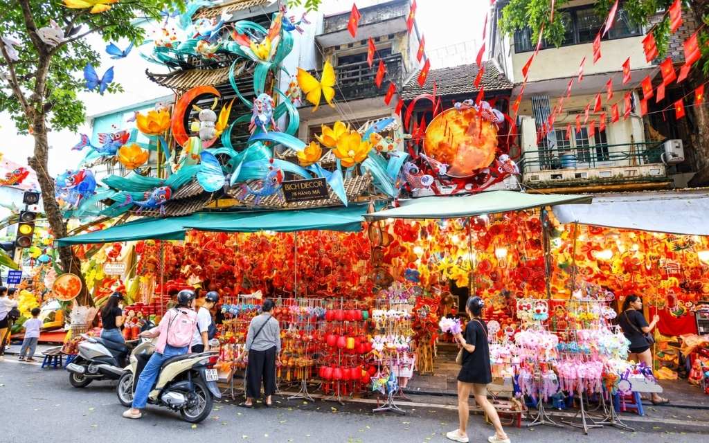 Phố Hàng Mã trước Trung Thu với các gian hàng bày bán đèn lồng và đồ chơi truyền thống.