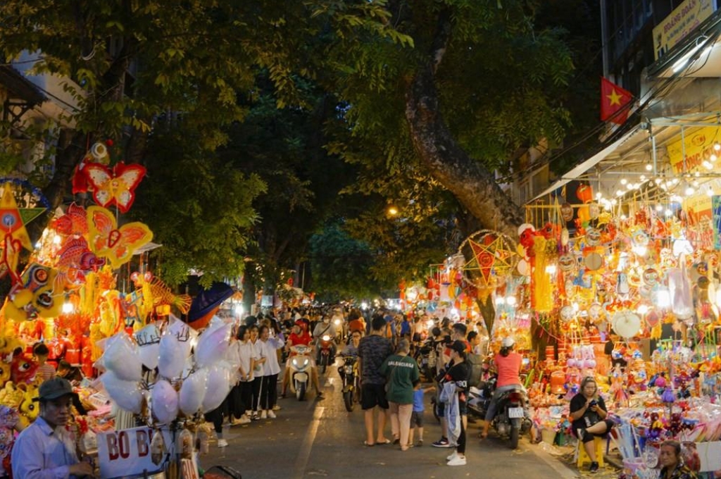 Phố Hàng Mã đông đúc trong những ngày cận Trung Thu với các gian hàng đèn lồng và đồ chơi nhiều màu sắc.