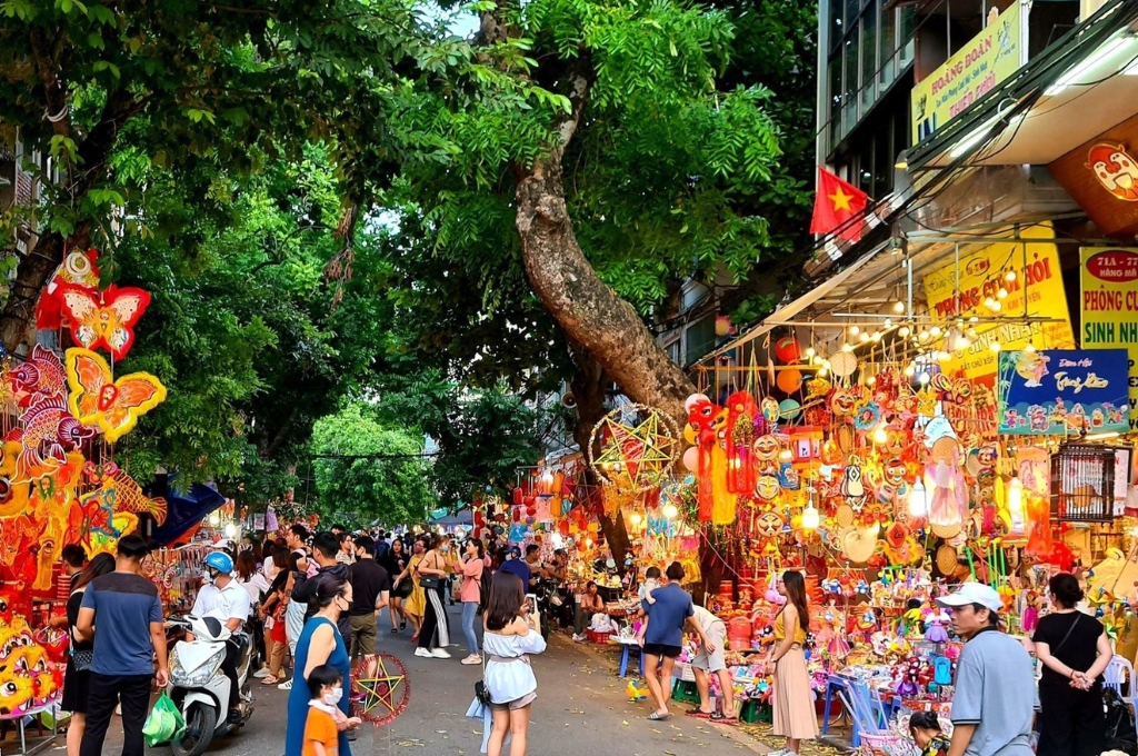 Không gian phố Hàng Mã Hà Nội rực rỡ với đèn lồng, đầu lân và đồ trang trí Trung Thu.