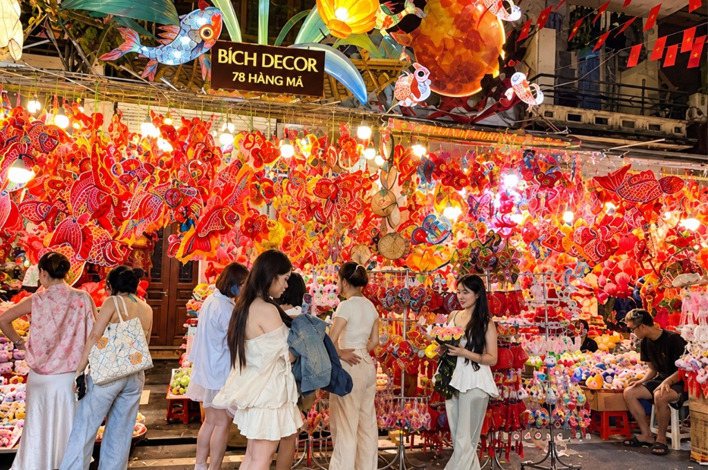 Check-in phố Hàng Mã Hà Nội giữa các gian hàng đèn lồng và đồ trang trí Trung Thu.