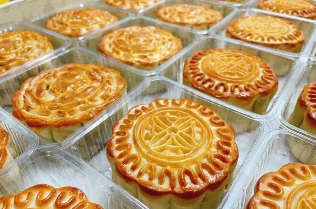Bánh Trung Thu nướng truyền thống với lớp vỏ vàng và hoa văn đặc trưng.