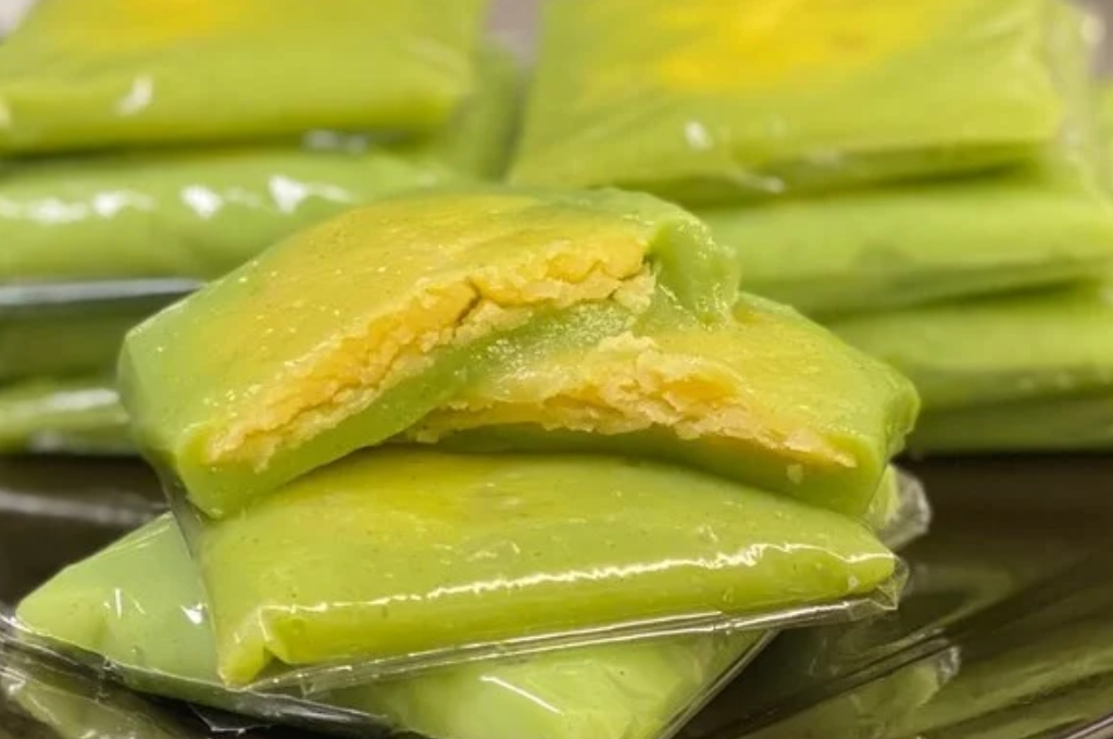 Bánh cốm Hà Nội với lớp vỏ cốm xanh và nhân đậu xanh.