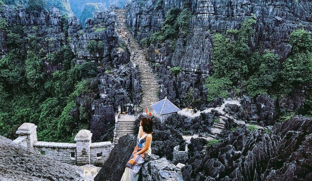 Leo núi tại Hang Múa