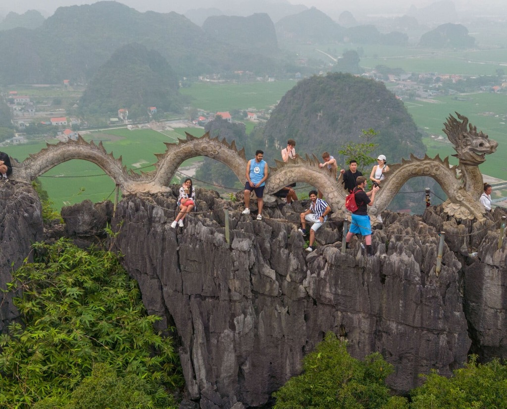 Săn ảnh tại sống lưng rồng đá