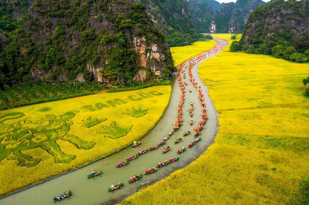 Tam Cốc - Bích Động yên bình gần Hang Múa