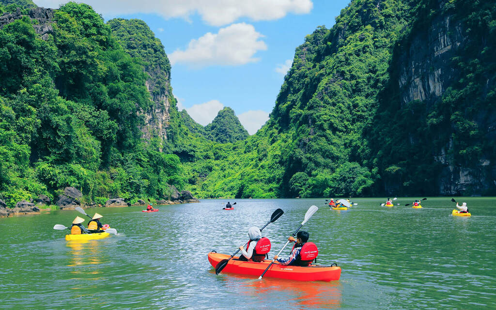 Ngồi thuyền khám phá Tràng An