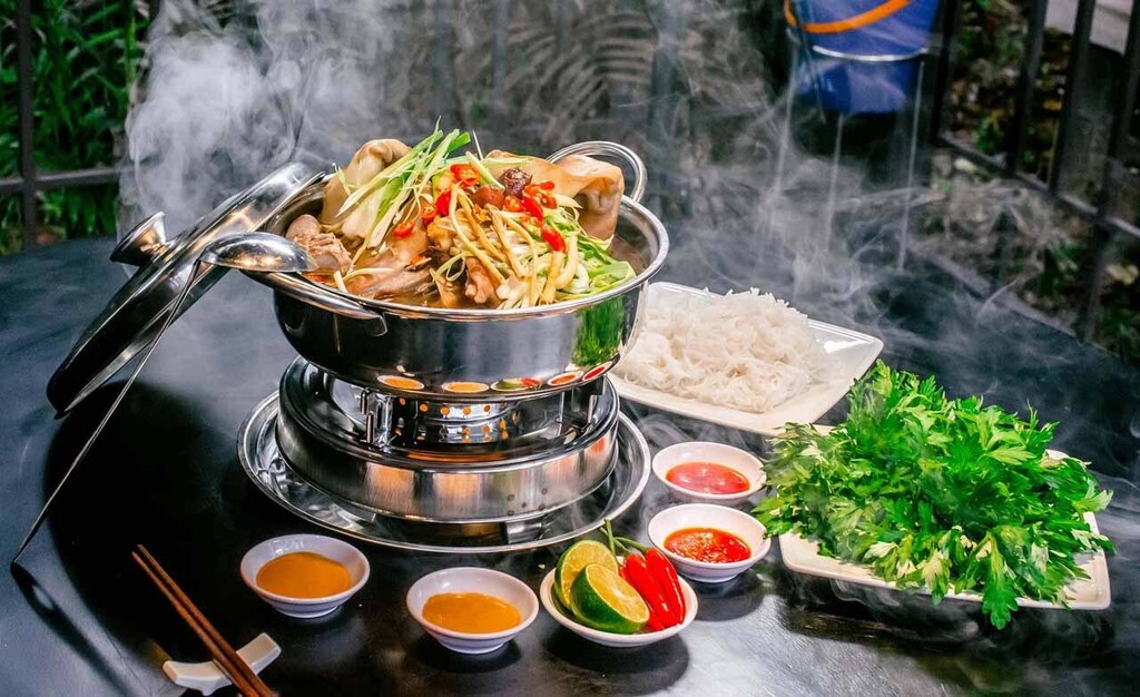 Đi du lịch Hang Múa nhất định nên ăn thịt dê
