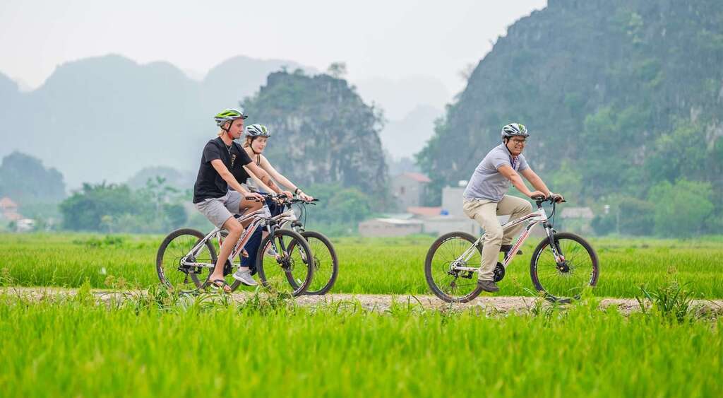 Trải nghiệm đạp xe từ Tam Cốc và Tràng An đến Hang Múa