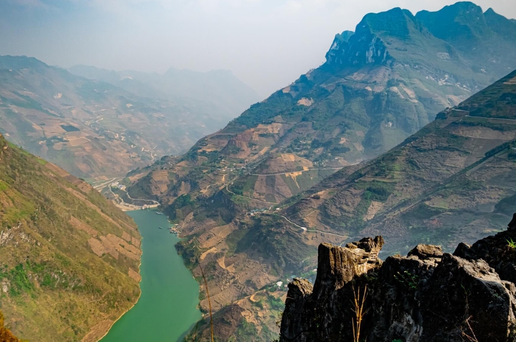 Góc nhìn từ đèo Mã Pí Lèng xuống thung lũng sông Nho Quế và những dãy núi đá cao nguyên Đồng Văn.