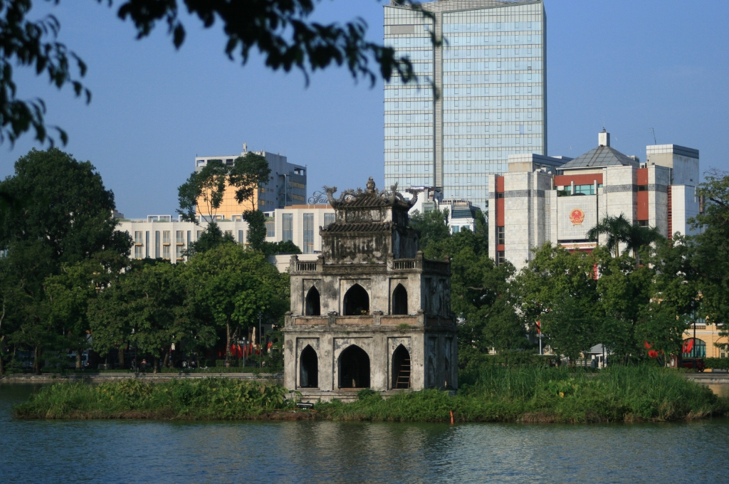 Tháp Rùa giữa Hồ Hoàn Kiếm tại trung tâm Hà Nội.