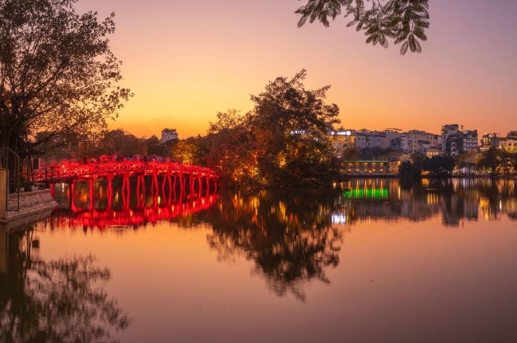 Cầu Thê Húc tại Hồ Hoàn Kiếm trong ánh hoàng hôn cuối buổi chiều.