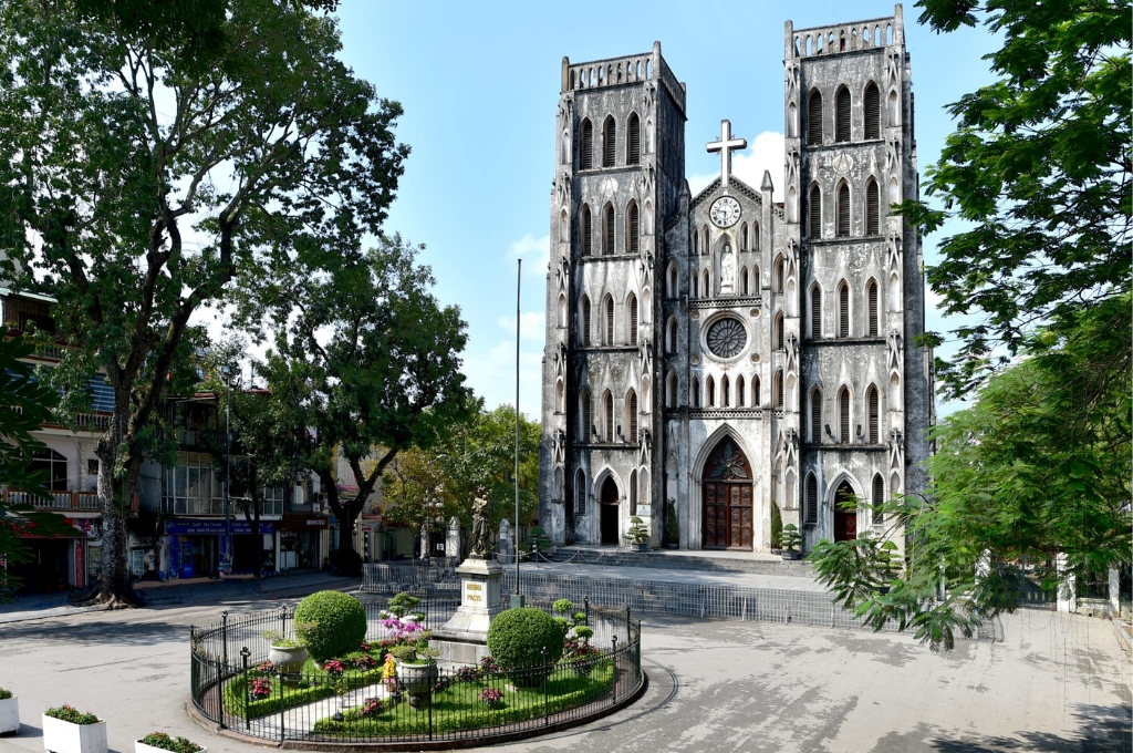 Nhà thờ Lớn Hà Nội gần Hồ Gươm với kiến trúc đặc trưng.