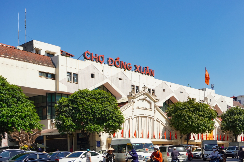 Chợ Đồng Xuân gần Hồ Gươm với không gian mua bán nhộn nhịp.