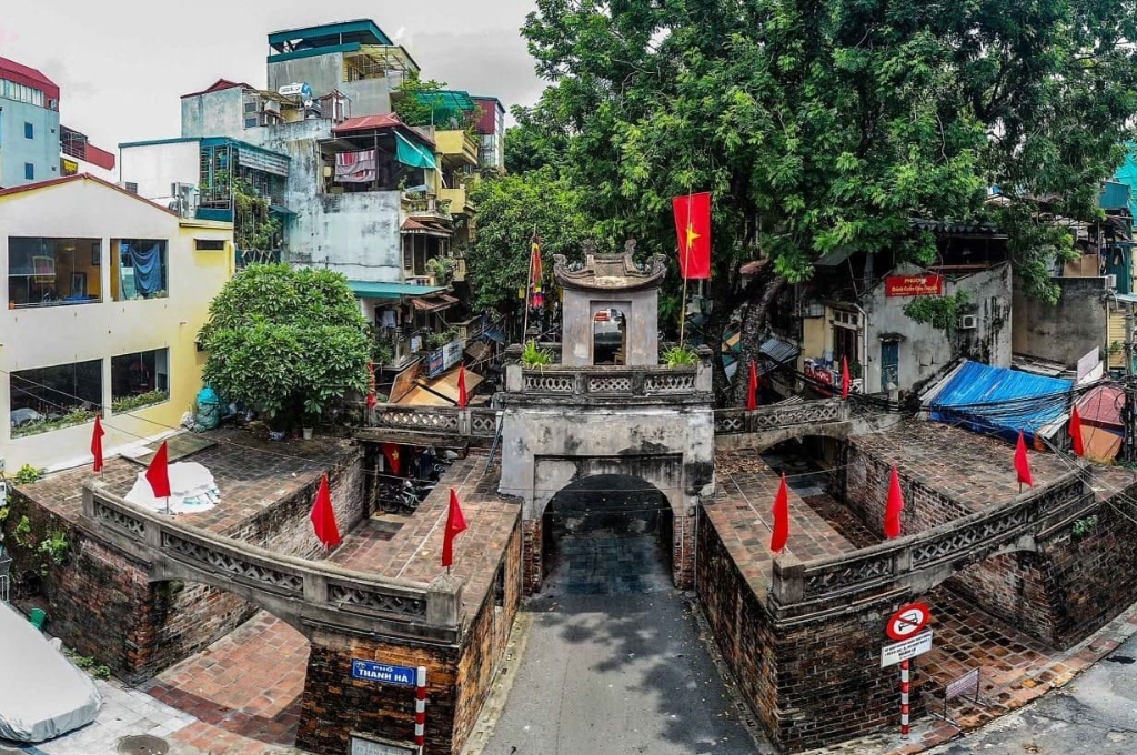 Ô Quan Chưởng gần Hồ Hoàn Kiếm với kiến trúc cổng thành cổ Hà Nội.