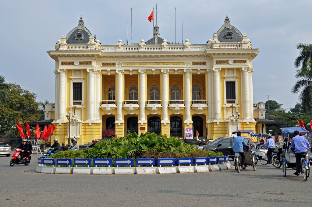 Nhà hát Lớn Hà Nội gần Hồ Gươm với kiến trúc châu Âu nổi bật.
