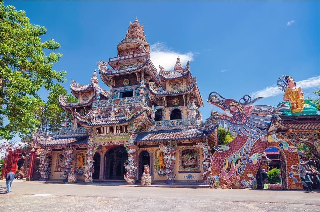 Kiến trúc khảm sành sứ độc đáo của Chùa Linh Phước 