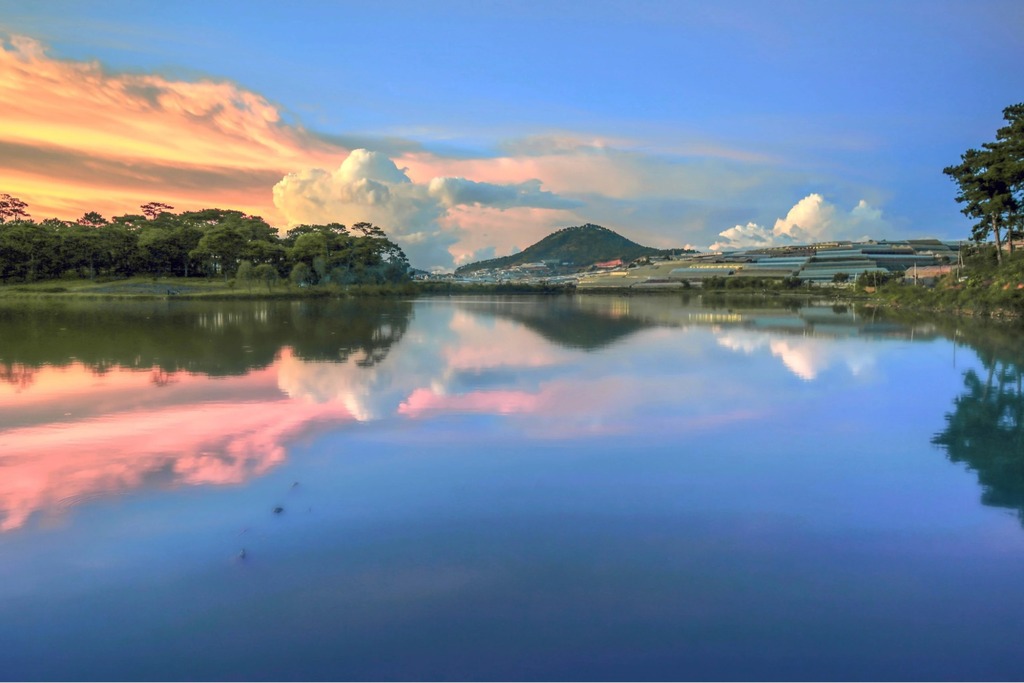 Vẻ đẹp tĩnh lặng của Hồ Than Thở