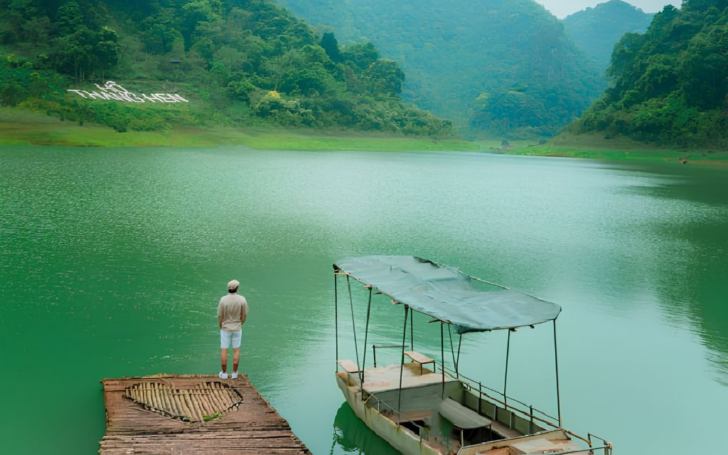 Mặt hồ hang then xanh ngọc